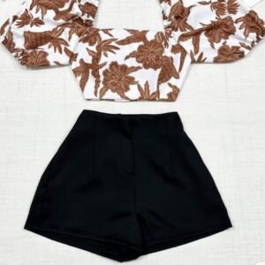 Conjunto camisa com tamanho único  Da para amarrar atrás, short com zíper sem bolso